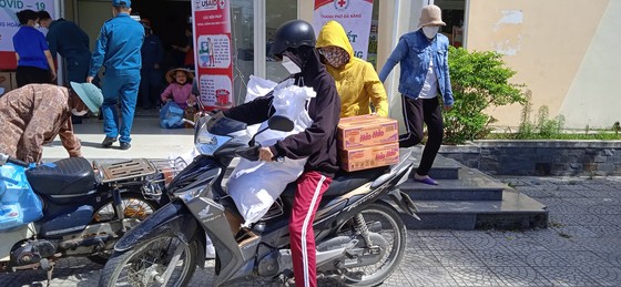 Đà Nẵng: Cấp nhu yếu phẩm cho hơn 1.000 hộ dân có hoàn cảnh khó khăn ảnh 1