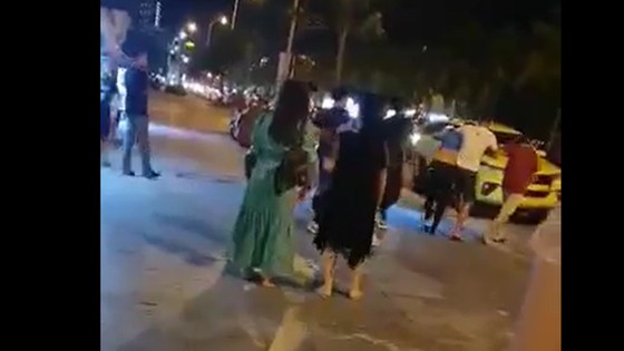 Đà Nẵng: Một nhóm người kẹp cổ hướng dẫn viên kéo đi trước mặt du khách ảnh 1