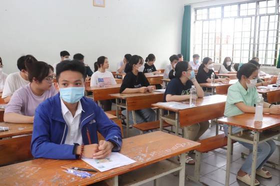 CSGT dùng xe đặc chủng hỗ trợ thí sinh bị hỏng xe đến điểm thi kịp giờ thi ảnh 20