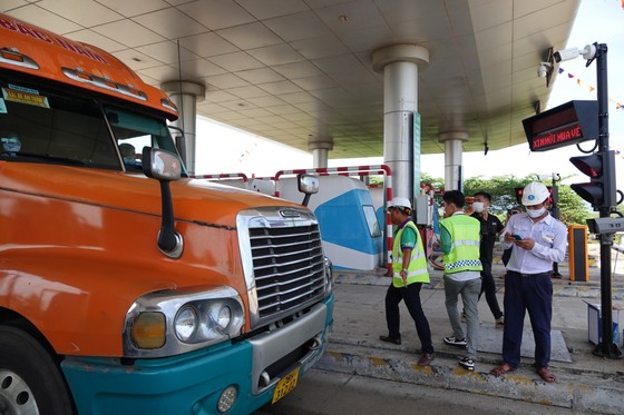 Ngày đầu thu phí không dừng trên đường cao tốc Đà Nẵng - Quảng Ngãi: Lỗi hệ thống, ùn tắc cục bộ ảnh 2