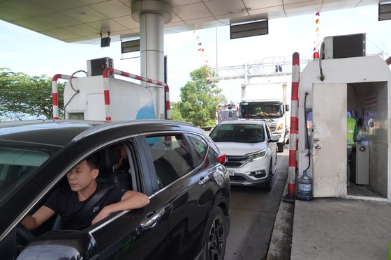 Ngày đầu thu phí không dừng trên đường cao tốc Đà Nẵng - Quảng Ngãi: Lỗi hệ thống, ùn tắc cục bộ ảnh 4