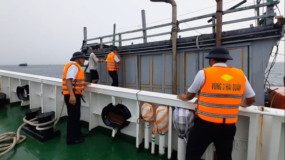 Cứu tàu cá cùng 2 ngư dân Quảng Bình trôi dạt trên biển  ảnh 2