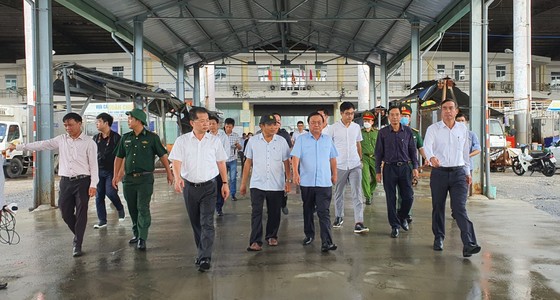 Bộ trưởng Lê Minh Hoan kiểm tra tình hình phòng chống bão số 4 tại Đà Nẵng ảnh 1