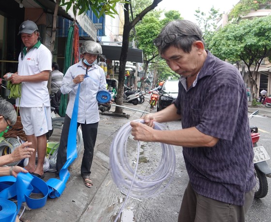 Người Đà Nẵng hối hả mua vật dụng chằng chống nhà cửa ảnh 2