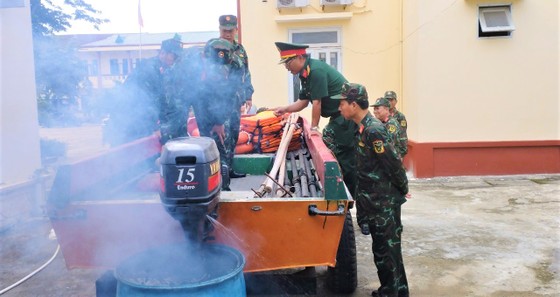 Quân khu 5 huy động máy bay, xe đặc chủng, xuồng máy ứng phó bão số 4 ảnh 9