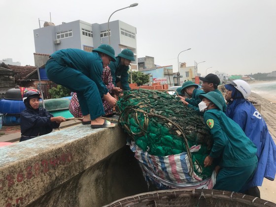 Quân khu 5 huy động máy bay, xe đặc chủng, xuồng máy ứng phó bão số 4 ảnh 6
