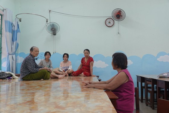 Công an Đà Nẵng vận động người dân đến nơi trú bão an toàn ảnh 2