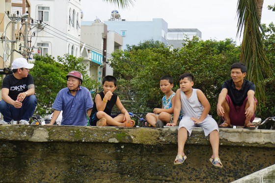 Đà Nẵng: 'Săn' cá sau bão số 4 ảnh 2