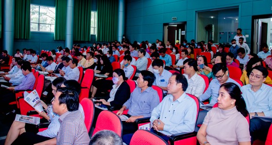 Hơn 200 thầy cô giáo đang giảng dạy tại cả trường trên địa bàn TP Đà Nẵng đến tham dự hội thảo