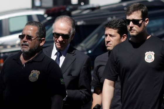Ông Nuzman (thứ 2 từ trái qua) bị cảnh sát Brazil bắt vì tội hối lộ.