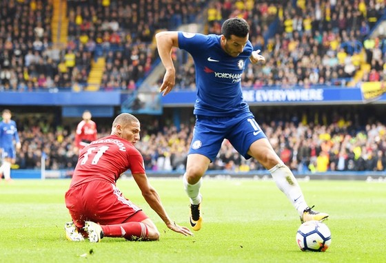 Pedro (xanh) và đồng đội có trận đấu đầy kịch tính trước Watford:  Ảnh: Getty Images.