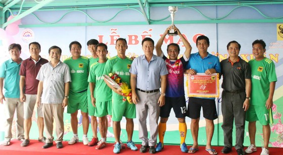 Ông Nguyễn Thanh Ngọc (áo trắng) - Phó Chủ tịch UBND tỉnh Tây Ninh trao thưởng cho đội vô địch hạng B.
