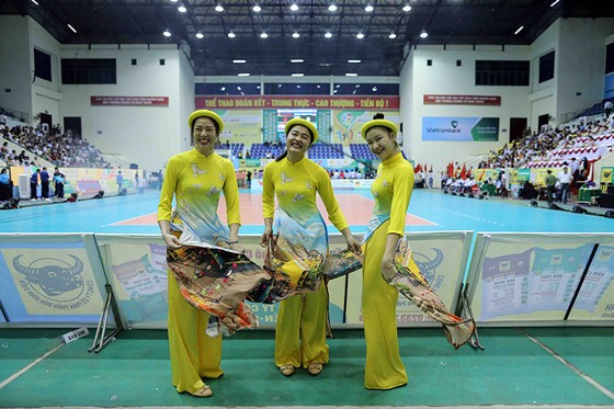 Chân dài bóng chuyền thướt tha với tà áo dài ảnh 1