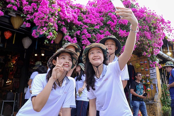 Kim Thanh selfie cùng các đồng đội VTV Bình Điền Long An.