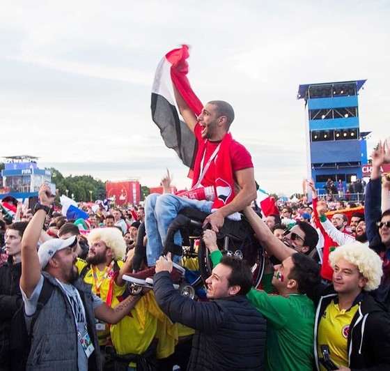 World Cup đã kết nối những con người xa lạ có chung tình yêu bóng đá lại với nhau. Ảnh: CNN