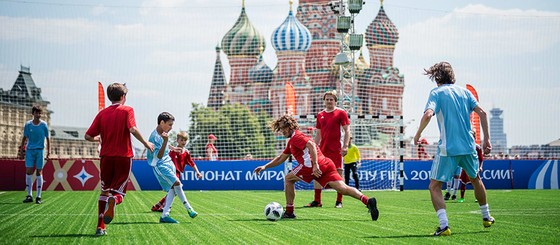 Tổng thống Putin trổ tài đá bóng cùng Chủ tịch FIFA ảnh 1