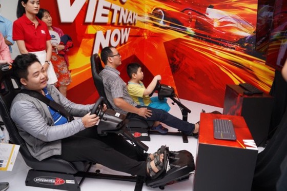 Người dân TPHCM hào hứng đua thử F1 tại Vietnam Motor Show ảnh 4
