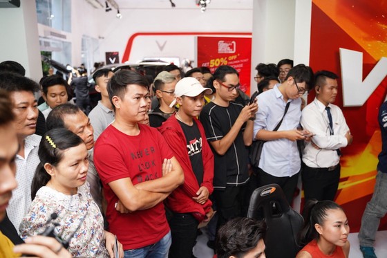 Người dân TPHCM hào hứng đua thử F1 tại Vietnam Motor Show ảnh 5