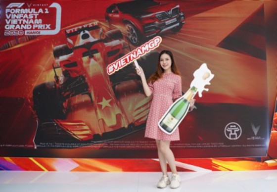 Người dân TPHCM hào hứng đua thử F1 tại Vietnam Motor Show ảnh 6