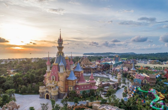 VinWonders, Grand World và Corona Casino – bộ ba 'chân kiềng' tạo bước ngoặt mới cho Phú Quốc ảnh 1