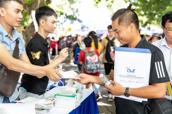 ON1 trao tặng hơn 60.000 'combo sạch khuẩn' cho ngày hội tư vấn tuyển sinh 2020 tại TPHCM và Hà Nội ảnh 1