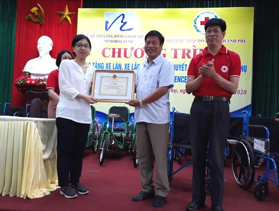 Quỹ Lawrence S. Ting trao tặng 250 chiếc xe lăn, xe lắc cho người khuyết tật ảnh 1