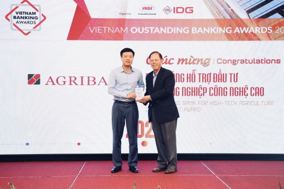 Agribank được vinh danh 2 giải thưởng Ngân hàng Việt Nam tiêu biểu 2020 ảnh 1