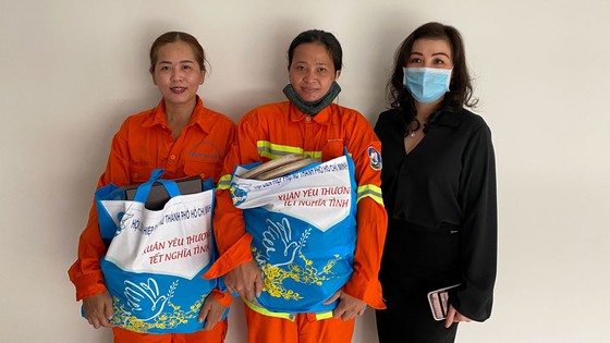 Trao quà tết cho 300 nữ công nhân vệ sinh môi trường ảnh 1