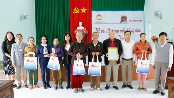 Đoàn Hiệp hội Nước mắm Việt Nam thăm và tặng quà Tết bà con tại Quảng Ngãi ảnh 3