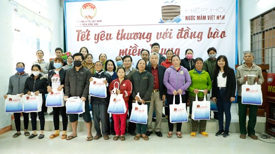 Đoàn Hiệp hội Nước mắm Việt Nam thăm và tặng quà Tết bà con tại Quảng Ngãi ảnh 2