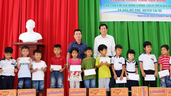 Tặng 50 học bổng cho học sinh ở quận 3 ảnh 4