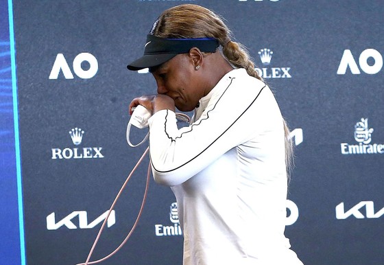 Serena rời phòng họp báo Australian Open trong nước mắt