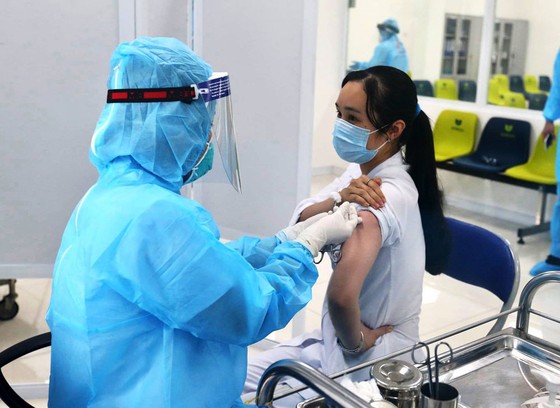Ngày đầu tiêm vaccine Covid-19: Sức khỏe 377 người được tiêm đều ổn định ảnh 2