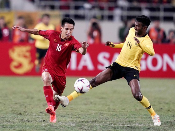 Tiền vệ Đỗ Hùng Dũng (trái) giữ vị trí quan trọng trong lối chơi của Đội tuyển Việt Nam. Ảnh: DŨNG PHƯƠNG