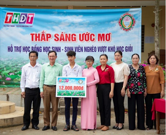 Công ty TNHH MTV Xổ số kiến thiết tỉnh Đồng Tháp trao học bổng 'Thắp sáng ước mơ' tại xã An Khánh, huyện Châu Thành ảnh 1