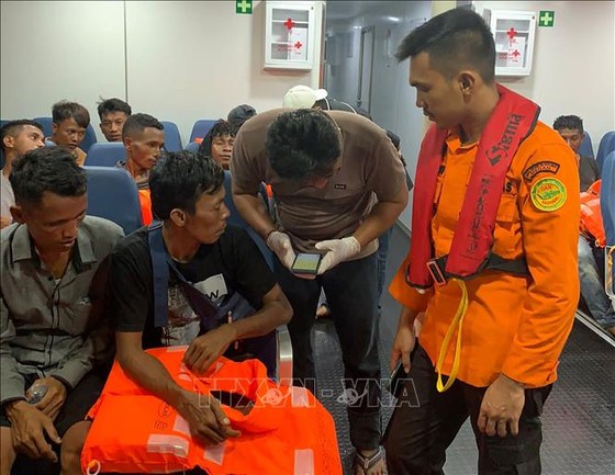 Lật thuyền ở ngoài khơi Indonesia, hàng chục người mất tích ảnh 1