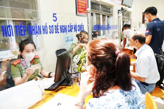 Người dân đổ xô đi làm hộ chiếu mẫu mới ảnh 1