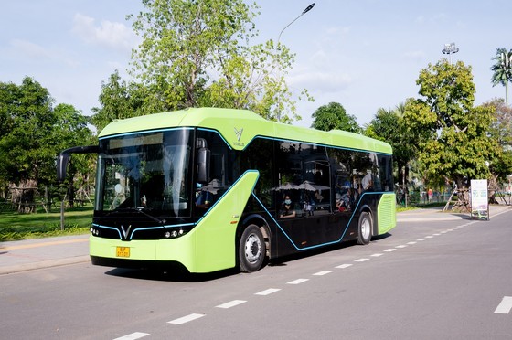 Người dân TPHCM háo hức chờ cơ hội lái thử ô tô điện VinFast ảnh 2