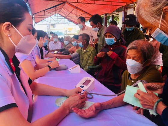 Tổ chức khám bệnh, cấp thuốc miễn phí và tặng quà tại các xã của huyện Chư Prông, tỉnh Gia Lai ảnh 1