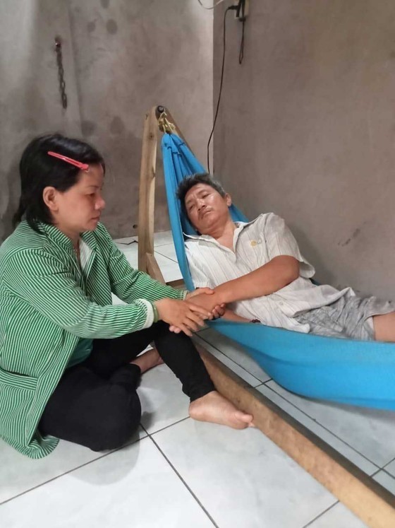 Một thân nuôi chồng nằm liệt giường và 3 con nhỏ ảnh 1