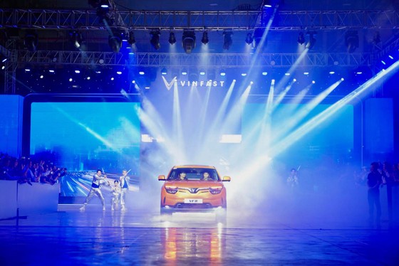 VinFast bàn giao 100 ô tô điện VF 8 đầu tiên, chuẩn bị xuất khẩu ra quốc tế ảnh 2