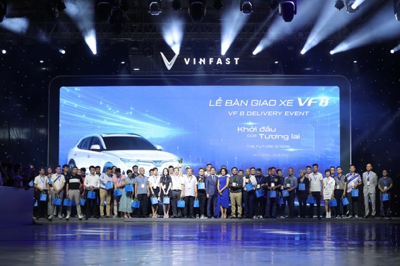 VinFast bàn giao 100 ô tô điện VF 8 đầu tiên, chuẩn bị xuất khẩu ra quốc tế ảnh 3