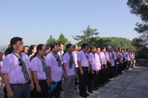 Đoàn cán bộ tuyên giáo, báo chí TPHCM viếng mộ cố Tổng Bí thư Trần Phú ảnh 1