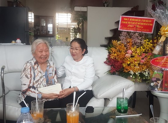 Lãnh đạo TPHCM đi thăm, chúc mừng Giáng sinh, năm mới 2020 ảnh 4