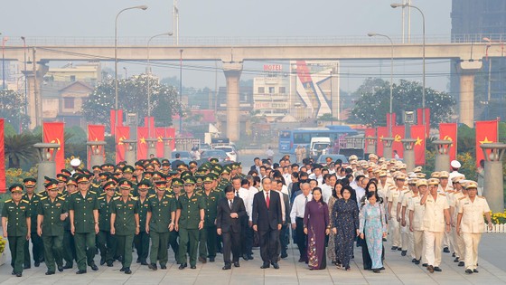 Lãnh đạo TPHCM dâng hương, dâng hoa Chủ tịch Hồ Chí Minh và các anh hùng, liệt sĩ ảnh 1