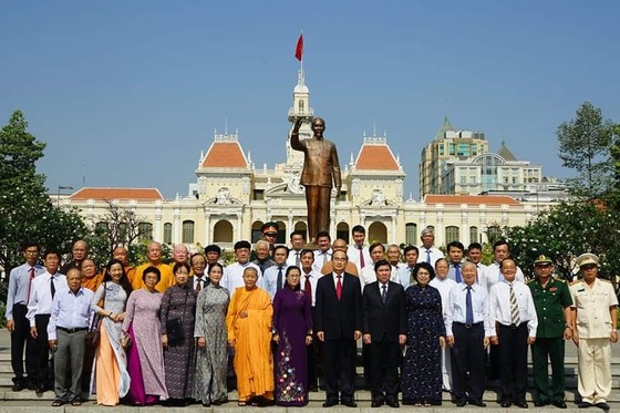 Lãnh đạo TPHCM dâng hương, dâng hoa Chủ tịch Hồ Chí Minh và các anh hùng, liệt sĩ ảnh 4