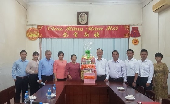Đoàn lãnh đạo Thành ủy TPHCM thăm, chúc mừng Tết Nguyên tiêu các Hội quán người Hoa ảnh 1