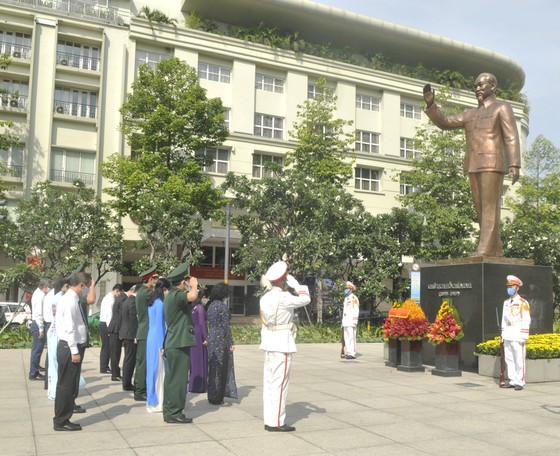 Đoàn lãnh đạo TPHCM dâng hương, dâng hoa tưởng nhớ Chủ tịch Hồ Chí Minh và các anh hùng, liệt sĩ  ảnh 3