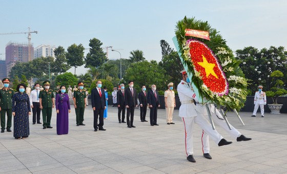 Đoàn lãnh đạo TPHCM dâng hương, dâng hoa tưởng nhớ Chủ tịch Hồ Chí Minh và các anh hùng, liệt sĩ  ảnh 1