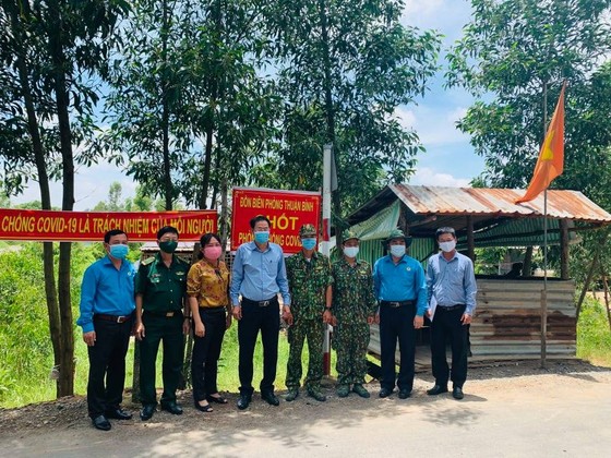 TPHCM thăm, tặng quà lực lượng biên phòng tỉnh Long An tham gia phòng chống dịch Covid-19 ảnh 3